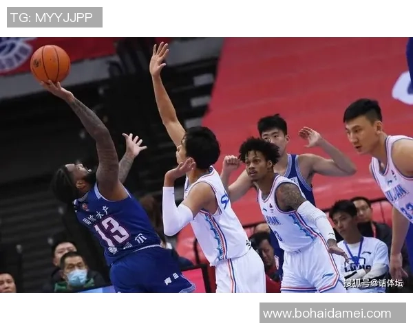 江苏男篮与山东男篮激战正酣谁能在这场对决中笑到最后